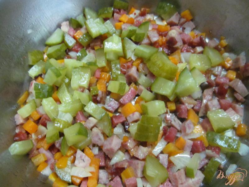 Фото приготовление рецепта: Суп с малосольным огурцом беконом и булгуром шаг №7