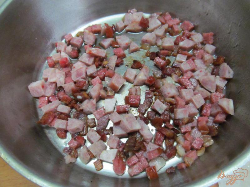 Фото приготовление рецепта: Суп с малосольным огурцом беконом и булгуром шаг №5