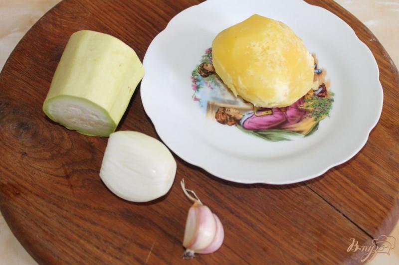 Фото приготовление рецепта: Дольки картофеля с кабачком и луком шаг №1