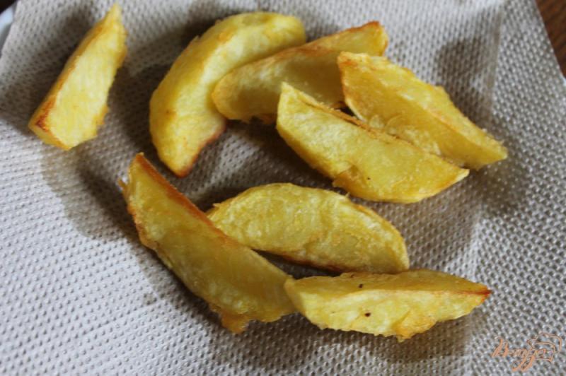 Фото приготовление рецепта: Дольки картофеля с кабачком и луком шаг №4