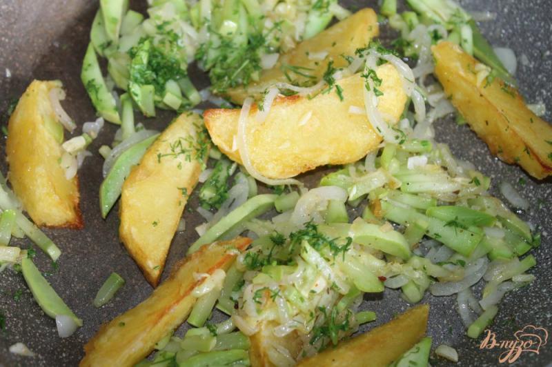 Фото приготовление рецепта: Дольки картофеля с кабачком и луком шаг №6