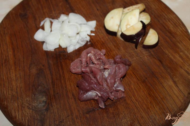Фото приготовление рецепта: Томатная паста с утиным мясом и баклажанами шаг №2