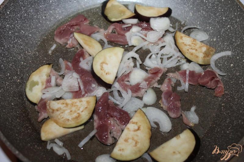 Фото приготовление рецепта: Томатная паста с утиным мясом и баклажанами шаг №3