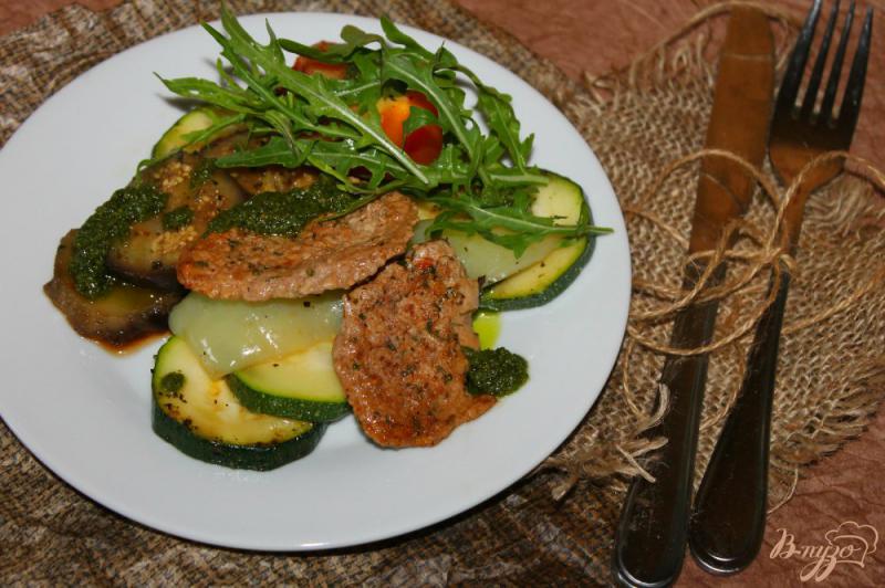 Фото приготовление рецепта: Салат с телятиной и запеченными летними овощами шаг №7