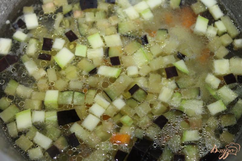 Фото приготовление рецепта: Гречневый суп с баклажаном и кабачком шаг №4