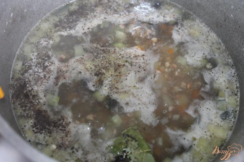 Фото приготовление рецепта: Гречневый суп с баклажаном и кабачком шаг №6