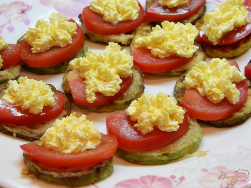 Фото приготовление рецепта: Закуска из кабачков, помидоров с плавленным сыром шаг №6