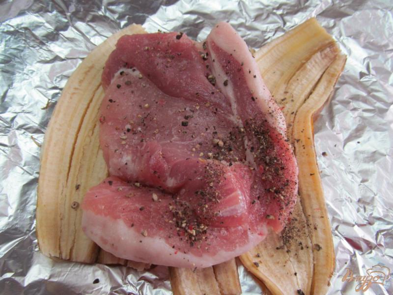 Фото приготовление рецепта: Запеченная свинина в банановой кожуре шаг №1