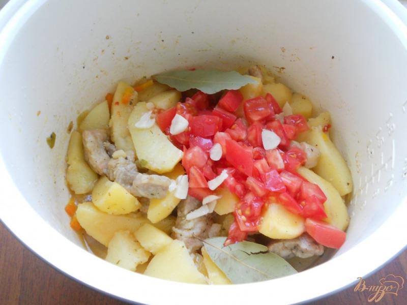 Фото приготовление рецепта: Картофель со свининой и помидорами в мультиварке шаг №3