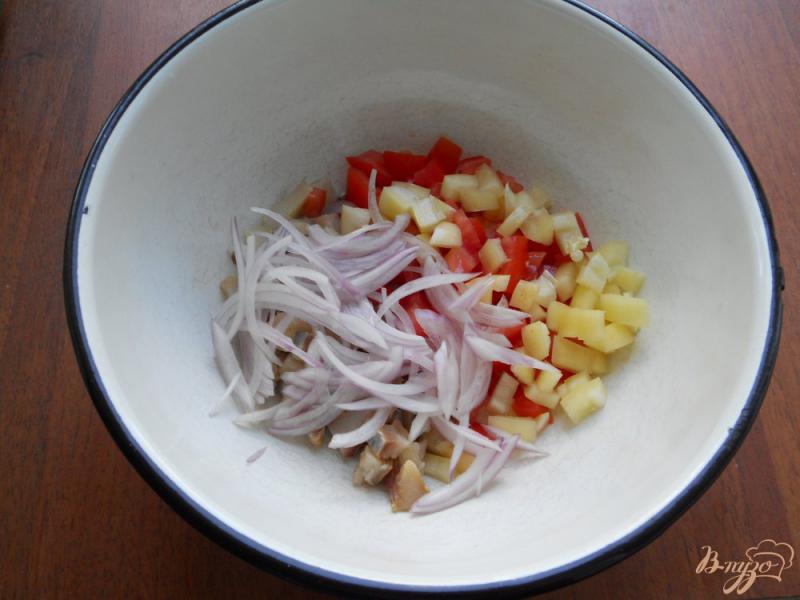 Фото приготовление рецепта: Салат «Селедочный» с помидорами шаг №2