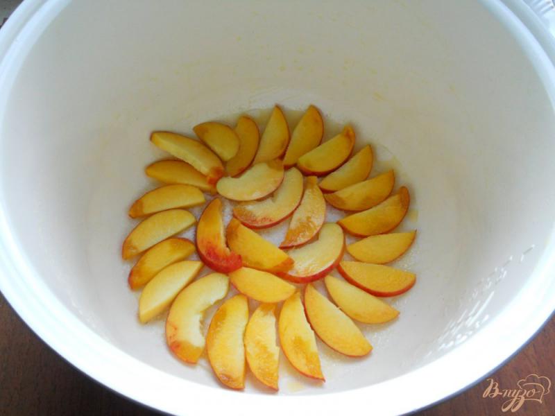 Фото приготовление рецепта: Пирог с персиками в мультиварке шаг №7