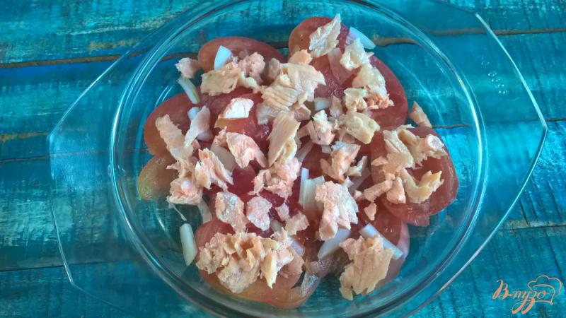 Фото приготовление рецепта: Запеканка с лососем и помидорами шаг №2