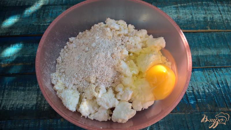 Фото приготовление рецепта: Сырники с персиками и мятой шаг №2