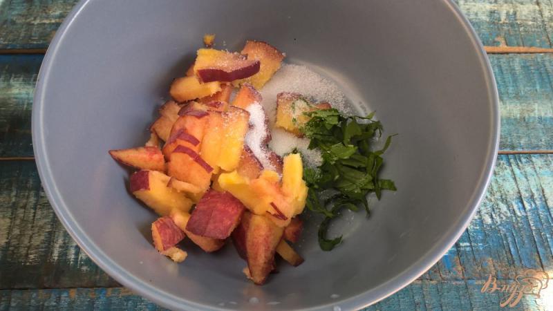 Фото приготовление рецепта: Сырники с персиками и мятой шаг №5
