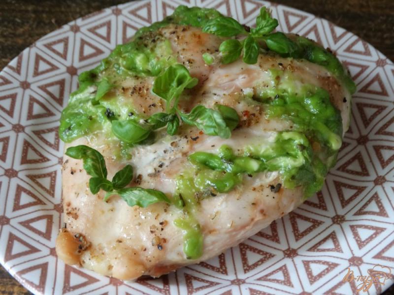 Фото приготовление рецепта: Куриная грудка запеченная с зеленым сыром шаг №5