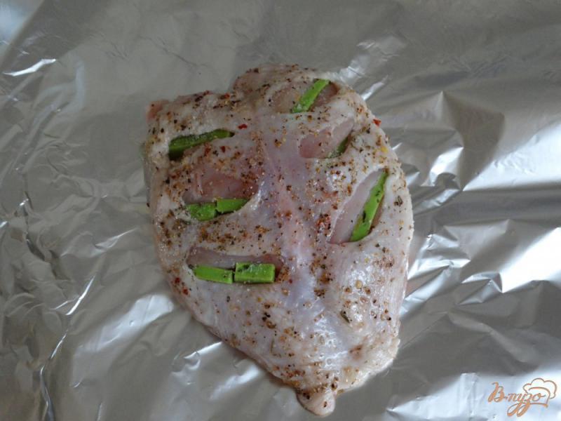 Фото приготовление рецепта: Куриная грудка запеченная с зеленым сыром шаг №4