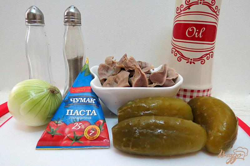 Фото приготовление рецепта: Куриные желудки в томатном соусе с огурцами шаг №1