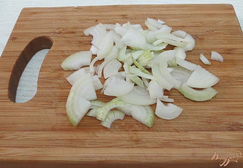 Фото приготовление рецепта: Куриные желудки в томатном соусе с огурцами шаг №2