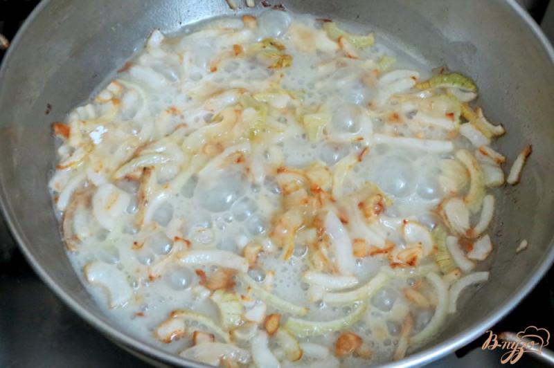 Фото приготовление рецепта: Куриные желудки в томатном соусе с огурцами шаг №4