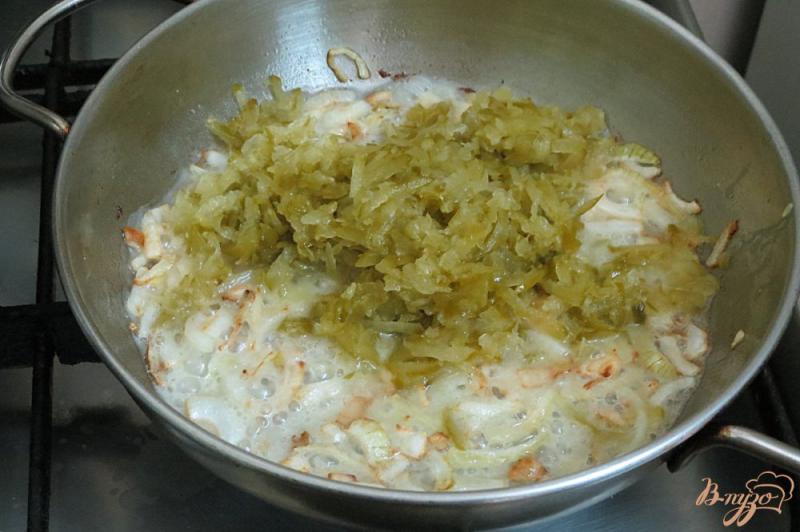 Фото приготовление рецепта: Куриные желудки в томатном соусе с огурцами шаг №5