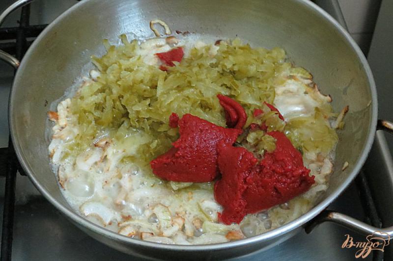 Фото приготовление рецепта: Куриные желудки в томатном соусе с огурцами шаг №6
