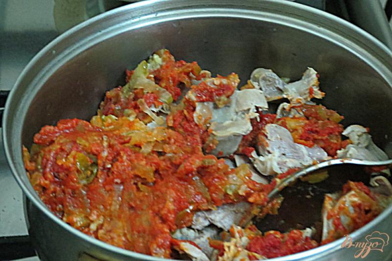 Фото приготовление рецепта: Куриные желудки в томатном соусе с огурцами шаг №7