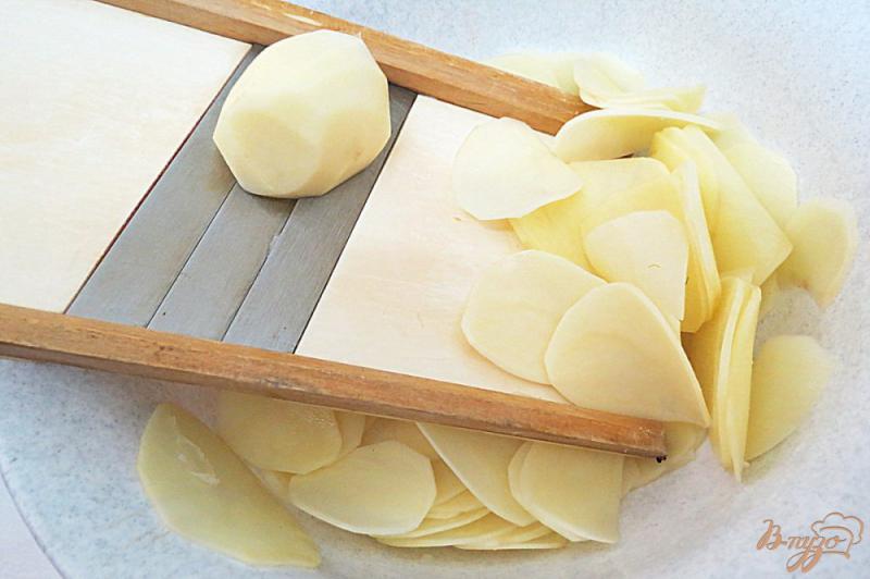 Фото приготовление рецепта: Картофель со сметаной в духовке шаг №5