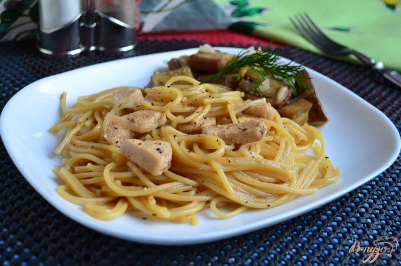 Фото приготовление рецепта: Спагетти с куриным филе и соевым соусом на сковороде шаг №4