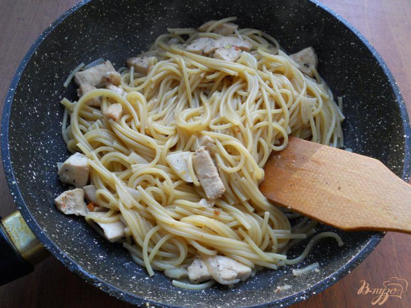 Фото приготовление рецепта: Спагетти с куриным филе и соевым соусом на сковороде шаг №3