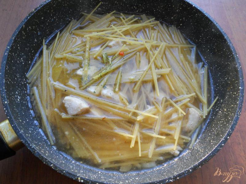 Фото приготовление рецепта: Спагетти с куриным филе и соевым соусом на сковороде шаг №2
