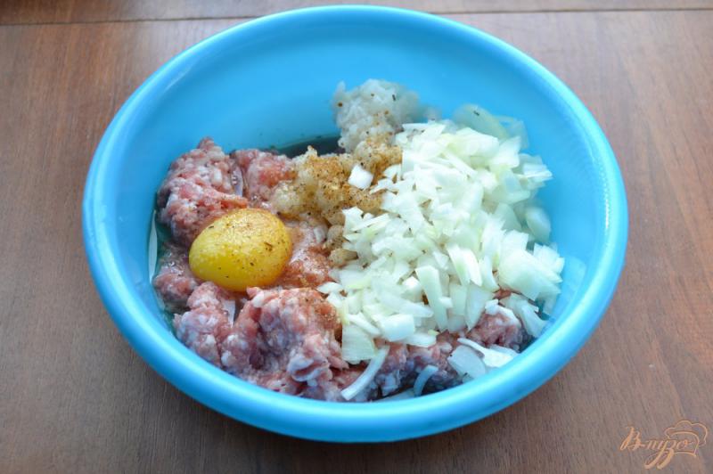 Фото приготовление рецепта: Свиные котлеты с капустой и рисом шаг №2