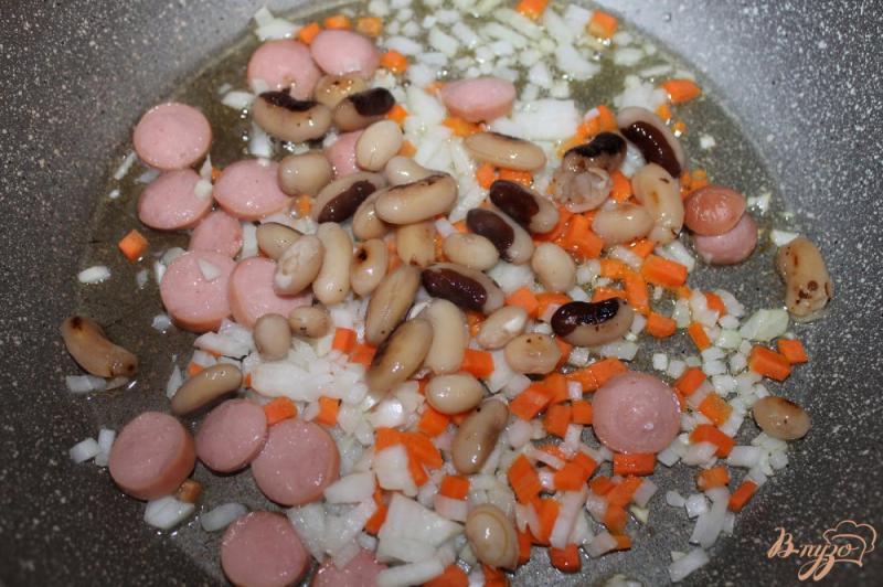 Фото приготовление рецепта: Фасолевый томатный суп с сосисками шаг №5