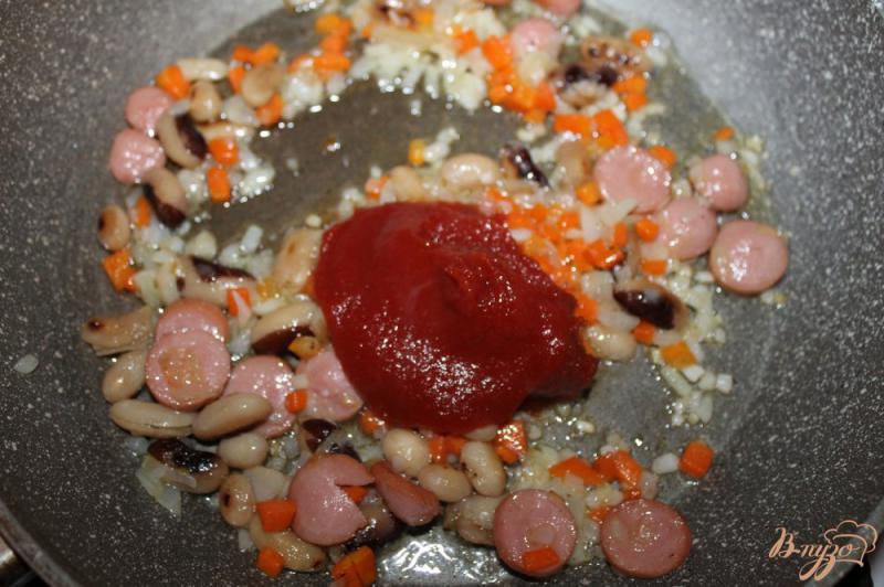 Фото приготовление рецепта: Фасолевый томатный суп с сосисками шаг №6