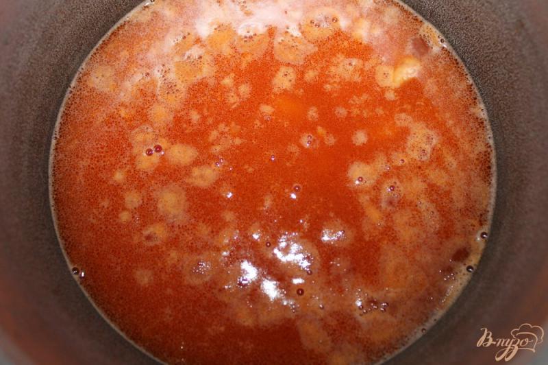 Фото приготовление рецепта: Фасолевый томатный суп с сосисками шаг №7