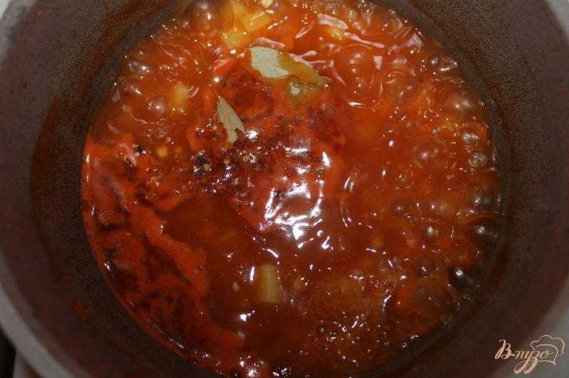 Фото приготовление рецепта: Фасолевый томатный суп с сосисками шаг №8