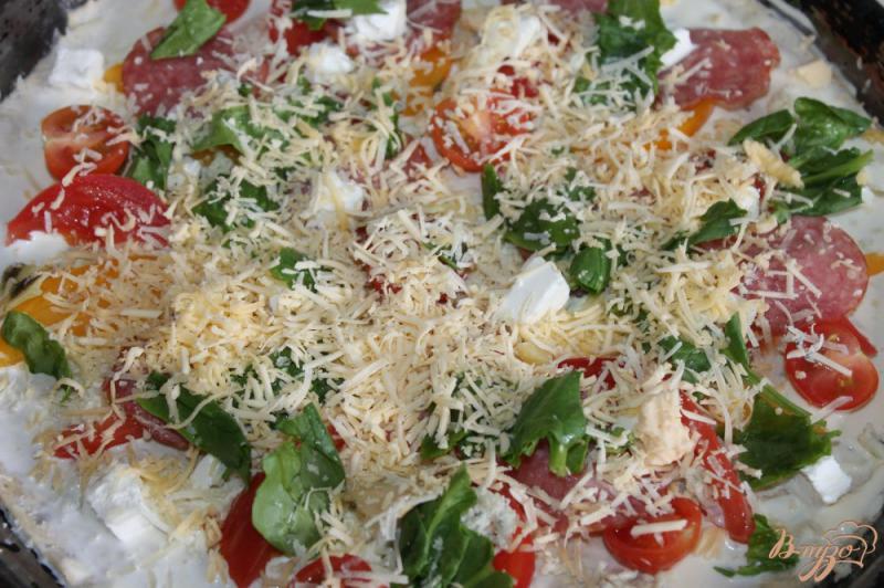 Фото приготовление рецепта: Тонкая пицца с колбасой, шпинатом и сыром «Дор Блю» шаг №7