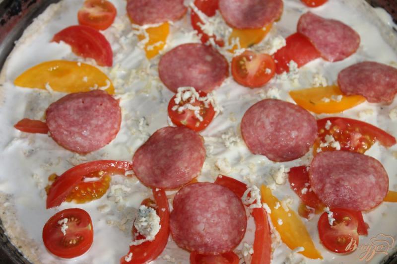 Фото приготовление рецепта: Тонкая пицца с колбасой, шпинатом и сыром «Дор Блю» шаг №5