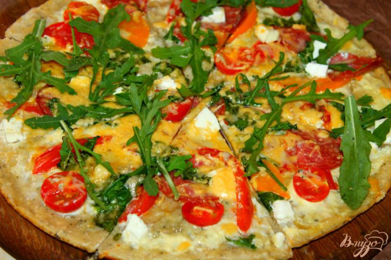 Фото приготовление рецепта: Тонкая пицца с колбасой, шпинатом и сыром «Дор Блю» шаг №8