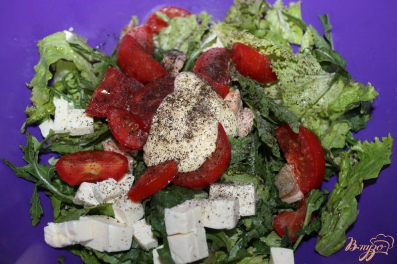 Фото приготовление рецепта: Салат с отварной семгой, плавленым сыром и помидорами шаг №5
