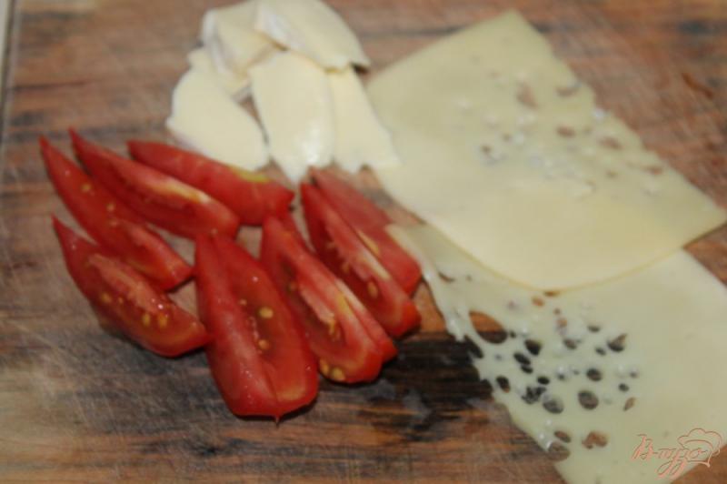 Фото приготовление рецепта: Свиная отбивная с двумя видами сыра и помидорами шаг №5