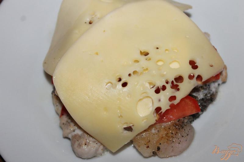 Фото приготовление рецепта: Свиная отбивная с двумя видами сыра и помидорами шаг №7