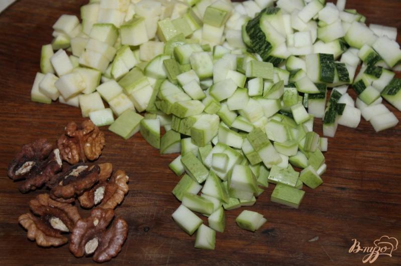 Фото приготовление рецепта: Жареные кабачки с грецкими орехами и бальзамическим уксусом шаг №1