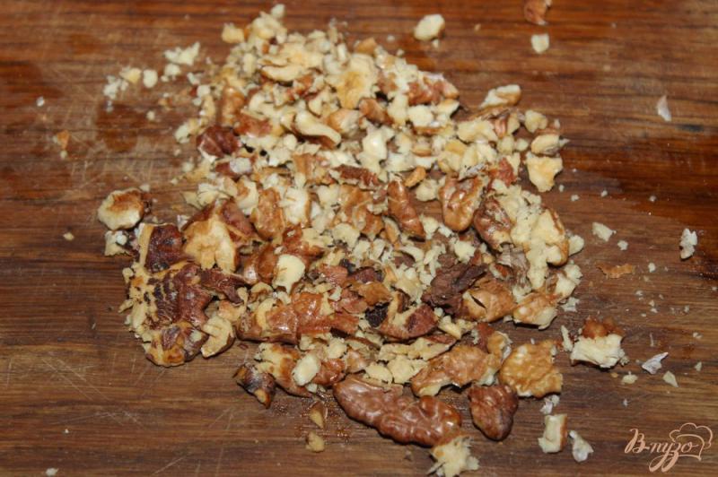 Фото приготовление рецепта: Жареные кабачки с грецкими орехами и бальзамическим уксусом шаг №3