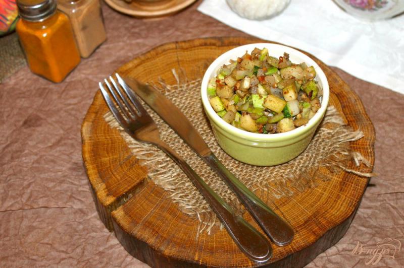 Фото приготовление рецепта: Жареные кабачки с грецкими орехами и бальзамическим уксусом шаг №6