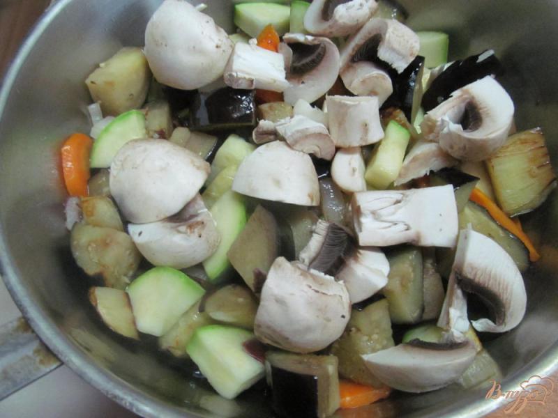 Фото приготовление рецепта: Аджапсандали с фасолью и грибами шаг №4