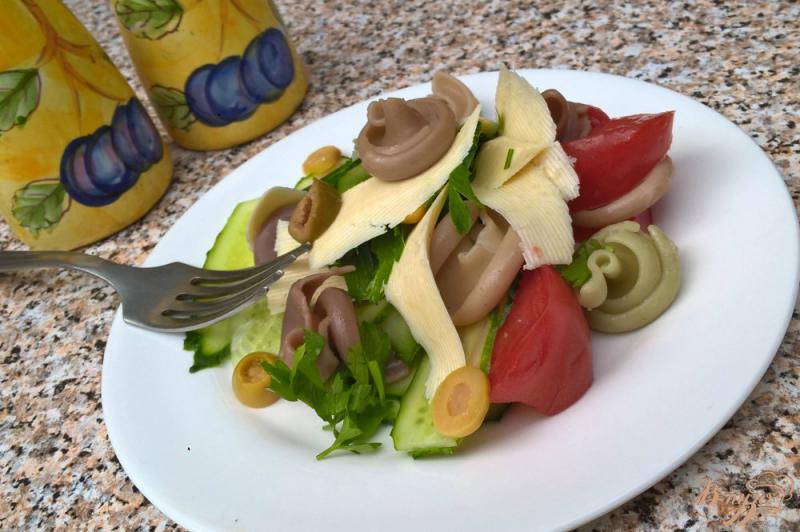 Фото приготовление рецепта: Овощной салат с пастой и брынзой шаг №6