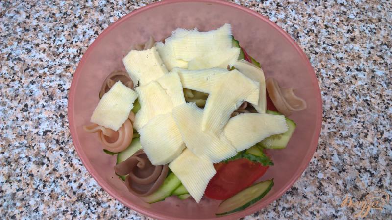 Фото приготовление рецепта: Овощной салат с пастой и брынзой шаг №4