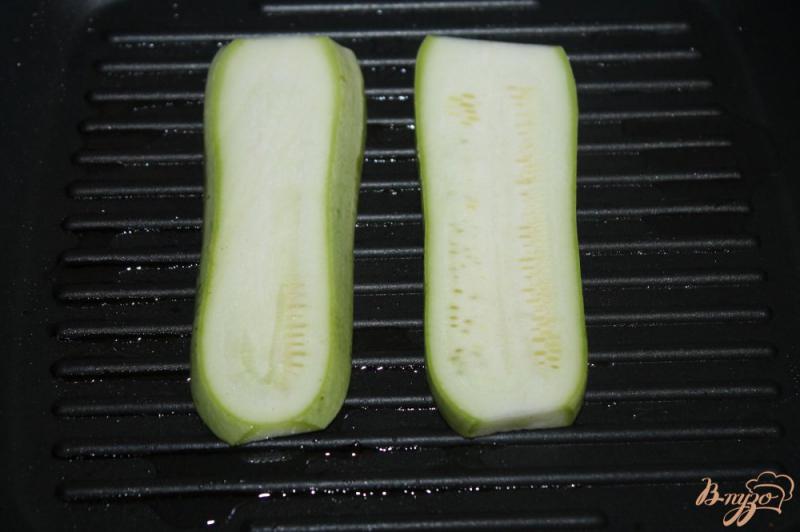 Фото приготовление рецепта: «Кабачковый сендвич» с ветчиной и сыром шаг №2