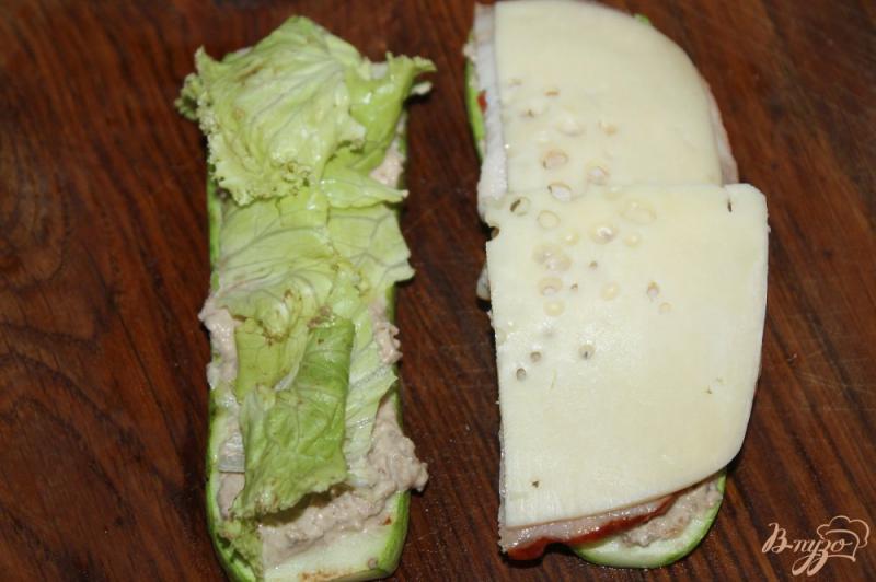 Фото приготовление рецепта: «Кабачковый сендвич» с ветчиной и сыром шаг №5