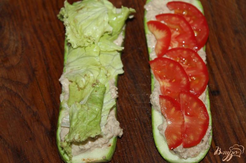 Фото приготовление рецепта: «Кабачковый сендвич» с ветчиной и сыром шаг №4